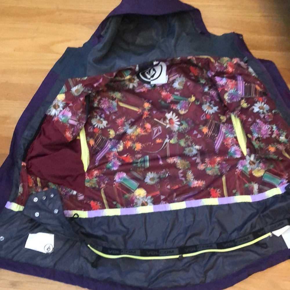 Volcom woman hooded ski or snowboard jacket - Picture 2 of 6